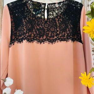 This is a beautiful flowy CeCe dress in size 10🌸